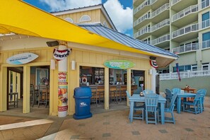 Outdoor dining - 🏖️Beachfront, Awesome Amenities-Boardwalk 508🏖️ (Panama City Beach)