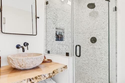 华丽小屋 | 浴室 | 淋浴设施、名牌洗护用品、浴袍、毛巾