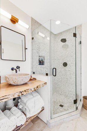 Deluxe huisje | Badkamer | Een douche, designer toiletartikelen, badjassen, handdoeken