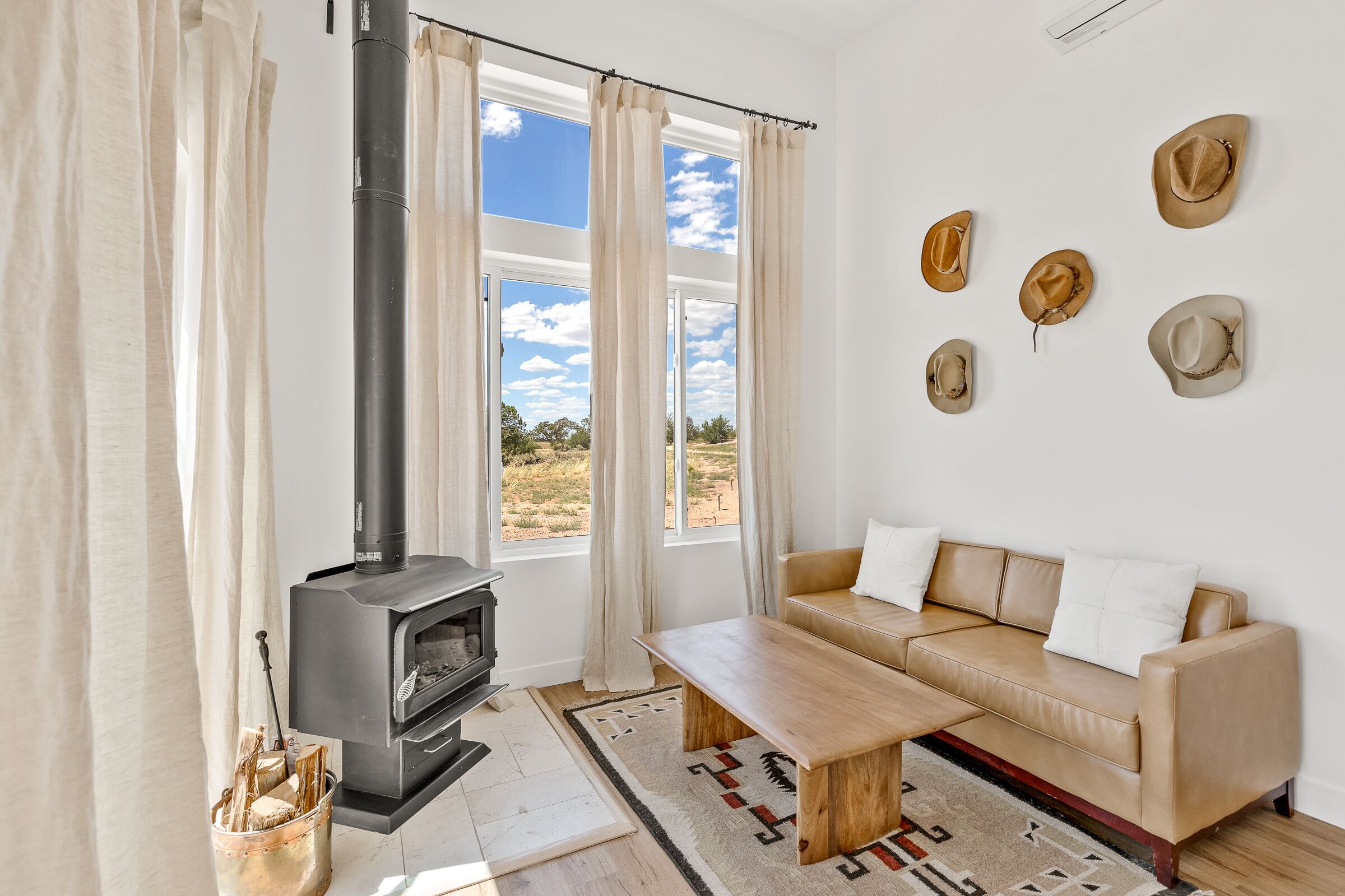 디럭스 캐빈 | 거실 공간 | 벽난로