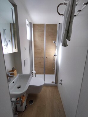 Sèche-cheveux, serviettes fournies, shampoing, papier toilette