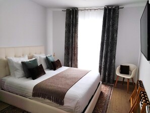 2 chambres, coffres-forts dans les chambres, fer et planche à repasser