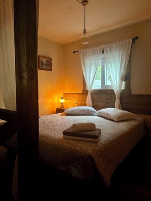 2 bedrooms, in-room safe, iron/ironing board, free WiFi