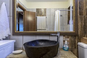 Dusche, umweltfreundliche Kosmetikartikel, Haartrockner, Handtücher
