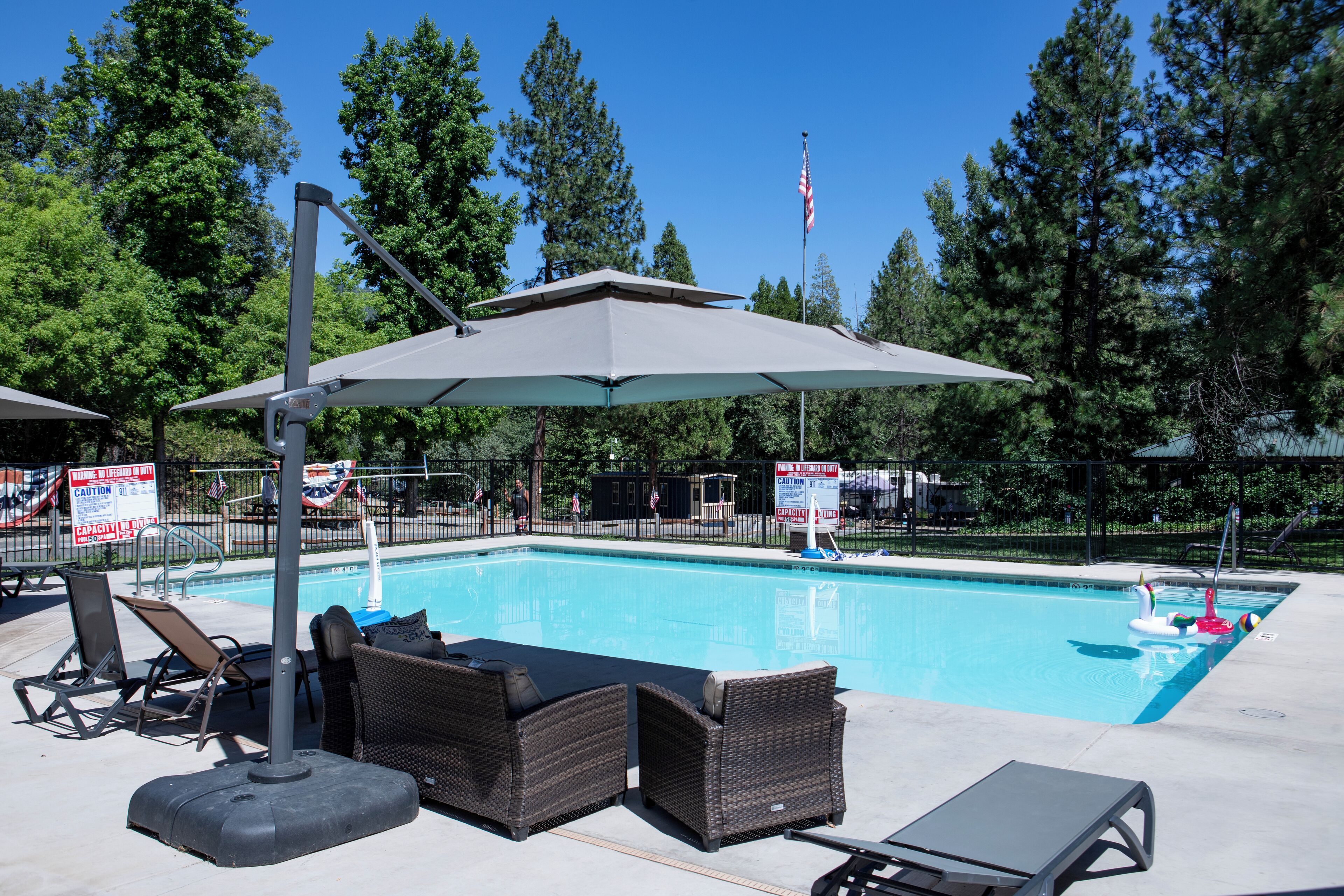 Sesongbasert utendørsbasseng, bassengparasoller og solsenger