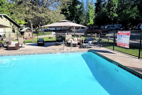 Alberca al aire libre por temporada y sombrillas en la alberca