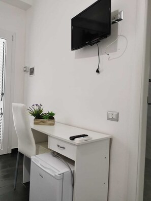 Kolmen hengen luksushuone | Ylelliset vuodevaatteet, minibaari, tallelokero huoneessa