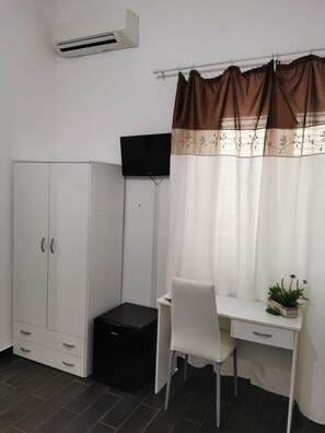 Kahden hengen deluxe-huone | Ylelliset vuodevaatteet, minibaari, tallelokero huoneessa