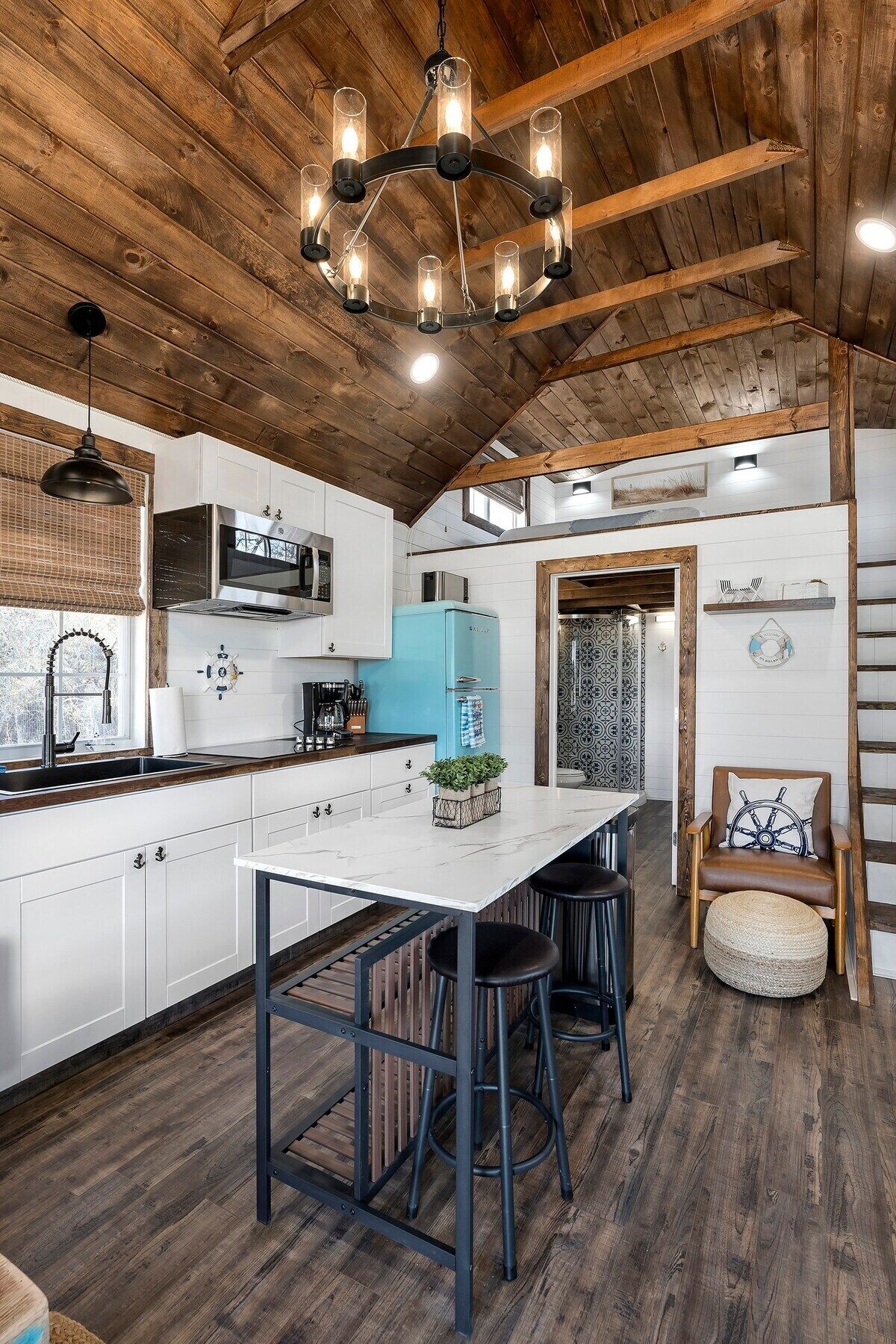 Køleskab, mikrobølgeovn, kogeplade, kaffe-/temaskine