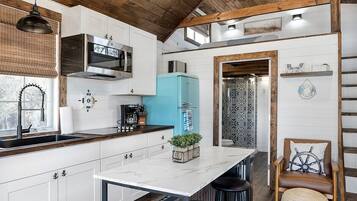 Køleskab, mikrobølgeovn, kogeplade, kaffe-/temaskine