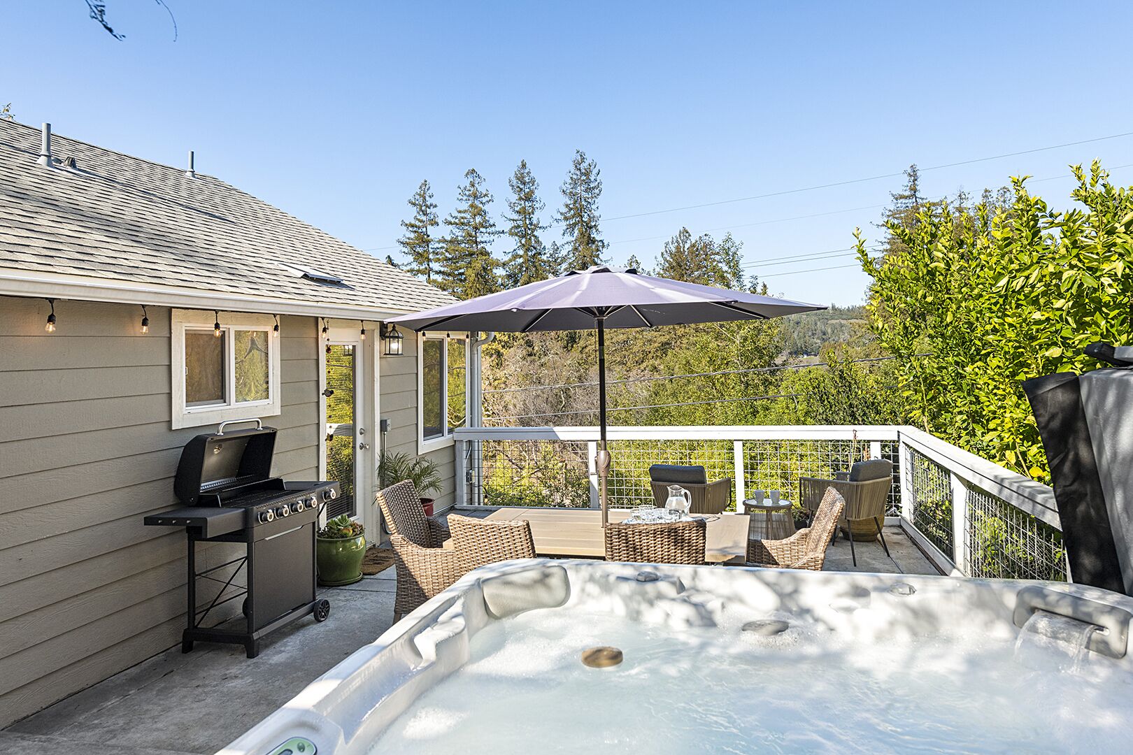 Forest Heights ~ Relaxed Modern-Boho Style, Forest Views, Hot Tub, Wine Country