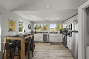 Jääkaappi, mikroaaltouuni, liesi, astianpesukone