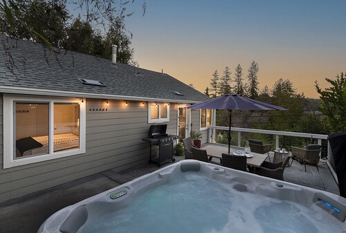 Forest Heights ~ Relaxed Modern-Boho Style, Forest Views, Hot Tub, Wine Country