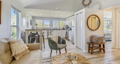 Forest Heights ~ Relaxed Modern-Boho Style, Forest Views, Hot Tub, Wine Country