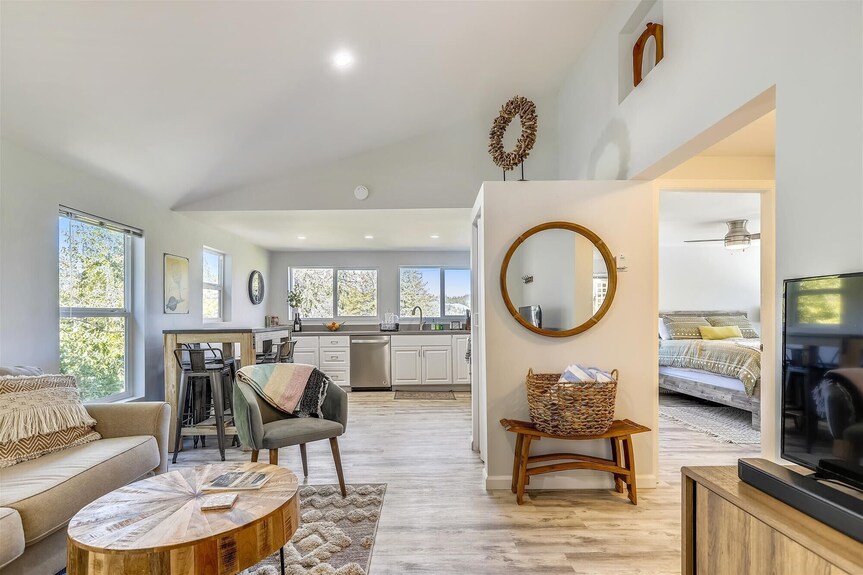 Forest Heights ~ Relaxed Modern-boho Style, Forest Views, Hot Tub, Wine Country - Healdsburg, CA