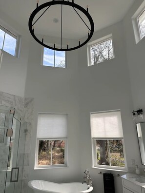 Hair dryer, towels, soap, shampoo - Gator Grove - Queen Ann White - New Build! (Gainesville)