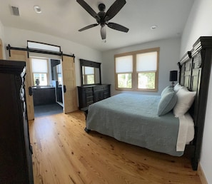 3 bedrooms, iron/ironing board, free WiFi, bed sheets - Gator Grove – Gothic Revival – Brand New Build! (Gainesville)