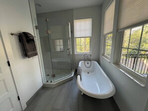 Hair dryer, towels, soap, shampoo - Gator Grove - Colonial House - Brand New Build! (Gainesville)