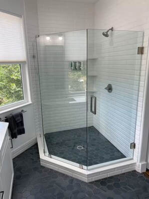 Haartrockner, Handtücher, Seife, Shampoo