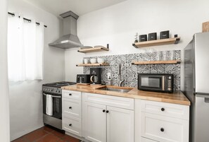 Réfrigérateur, four à micro-ondes, un four, surface de cuisson