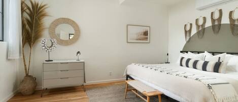 1 chambre, bureau, fer et planche à repasser, lit de bébé portatif