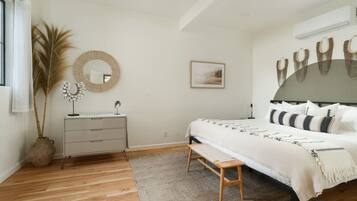 1 habitación, escritorio, tabla de planchar con plancha y cuna de viaje