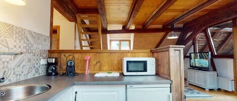 Réfrigérateur, four à micro-ondes, un four, surface de cuisson