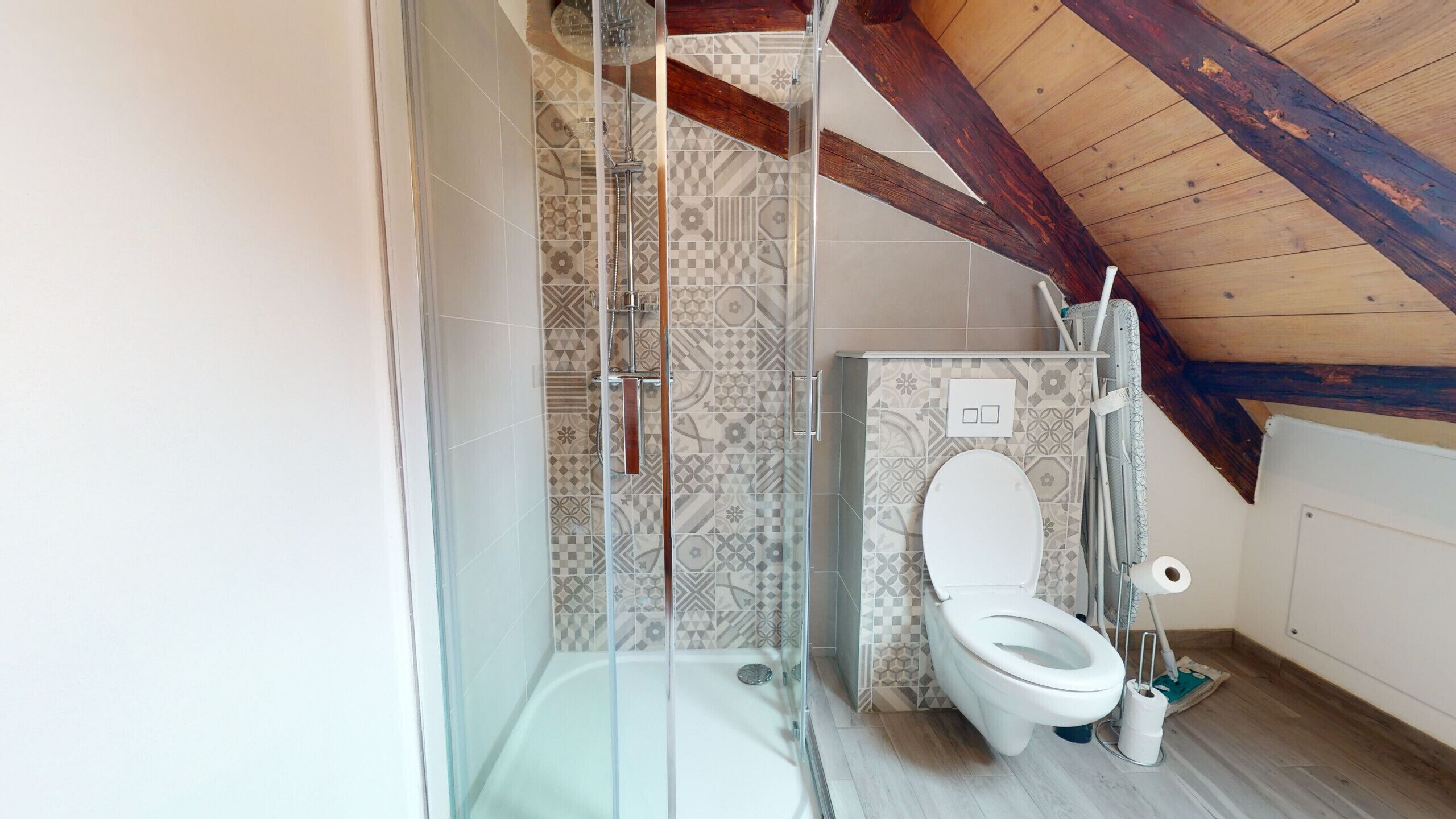 Een douche, handdoeken