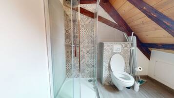 Een douche, handdoeken