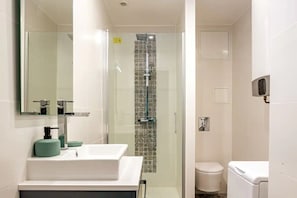 Douche, sèche-cheveux, serviettes fournies