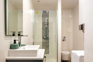 Shower, hair dryer, towels