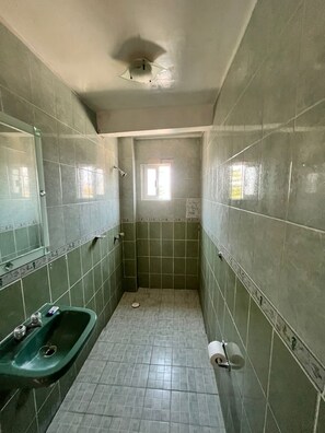 Traditional-Doppelzimmer, 2 Schlafzimmer, Bergblick | Badezimmer | Badewanne, Handtücher, Seife, Toilettenpapier