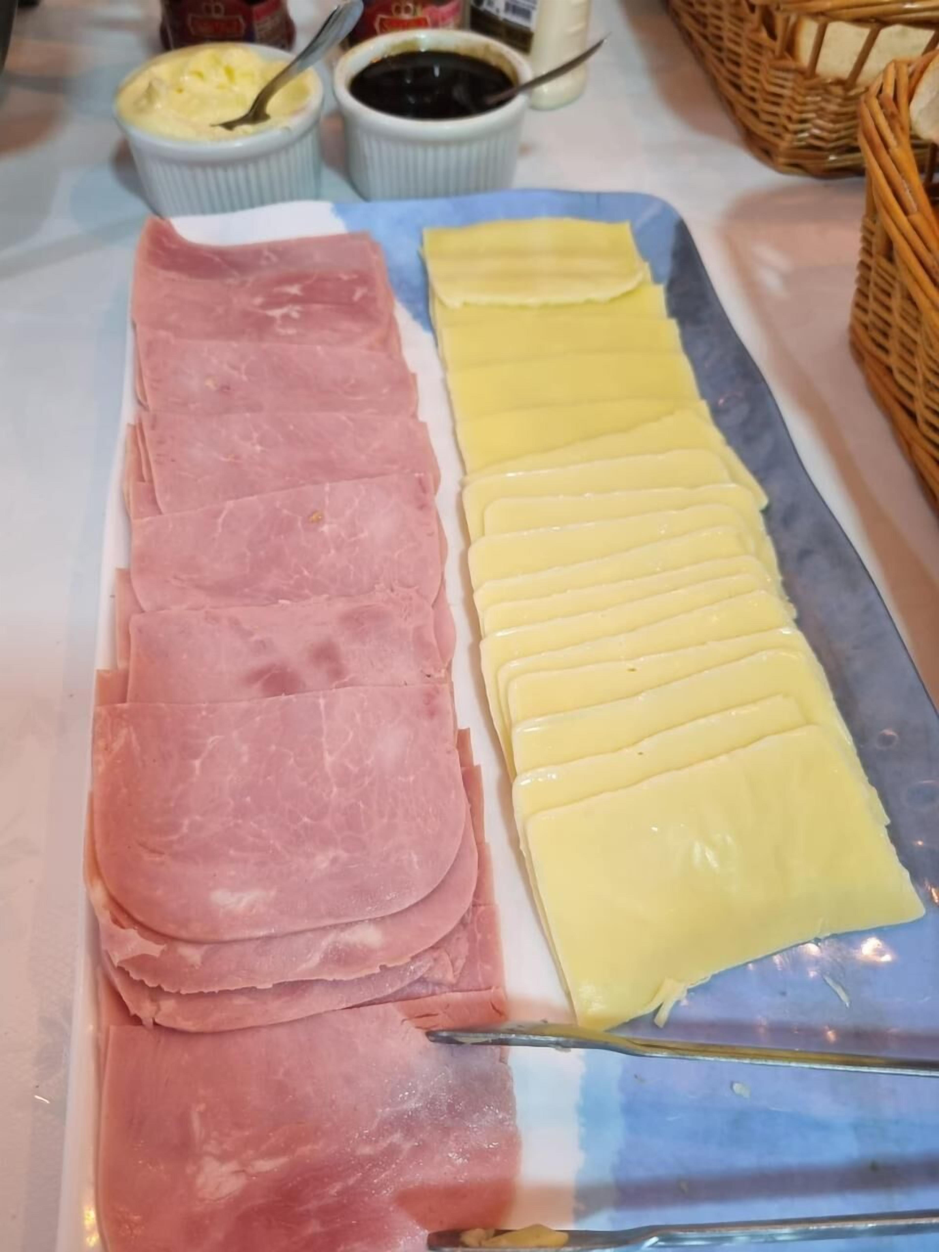 Ein Tablett mit Wurst- und Käseschnitten.