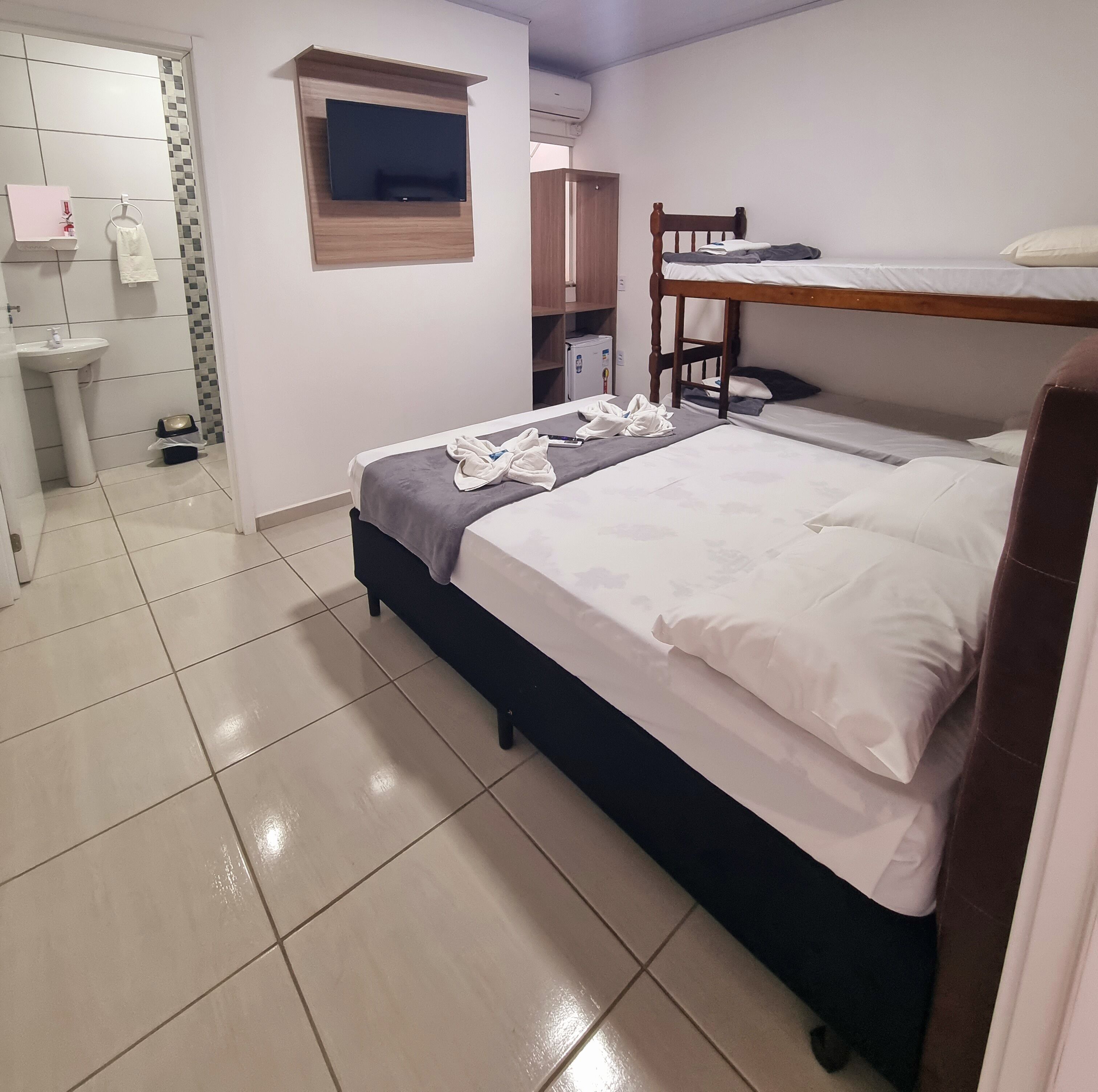 迷你吧、免费 WiFi、床单