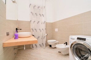 Doccia, asciugacapelli, bidet, asciugamani