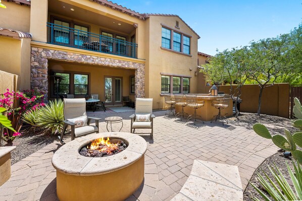 Outdoor dining - Desert Dream Stay: Tuscan Townhome w/ Sunset, Golf & Mountain Views (Scottsdale)