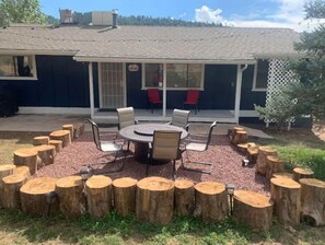 Outdoor dining - Strawberry Ridge Retreat (Strawberry)