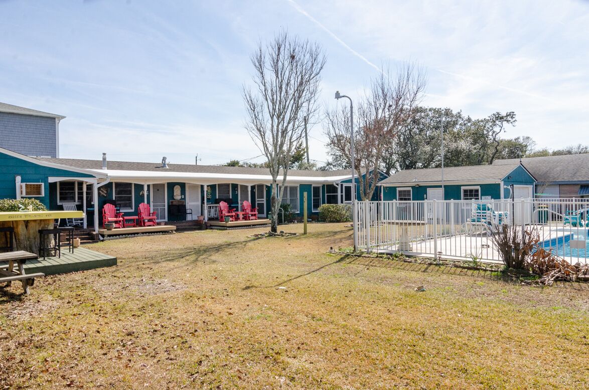 1 BR Efficiency in Private Historic Motel w pool!