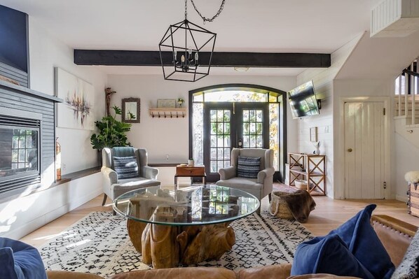 Televisión y chimenea 