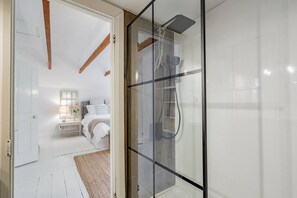 1 habitación, tabla de planchar con plancha, wifi gratis y ropa de cama 