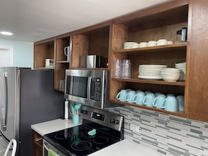 Réfrigérateur, four à micro-ondes, un four, surface de cuisson