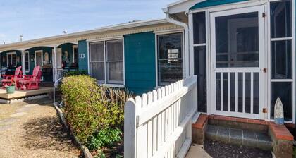 2 BR Apt in Private Historic Motel w pool!
