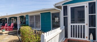 2 BR Apt in Private Historic Motel w pool!