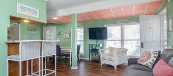 2 BR Apt in Private Historic Motel w pool!