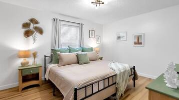 2 camere, una scrivania, ferro/asse da stiro, culla da viaggio