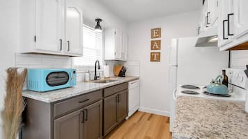 Frigorifero, microonde, forno, piano cottura