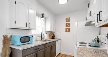 Come and enjoy our coastal themed 2 bed, 1 bath apartment