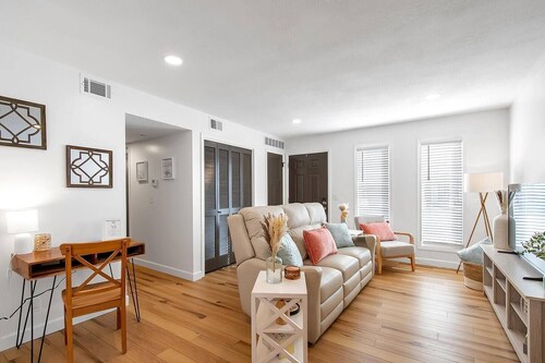 Come and enjoy our coastal themed 2 bed, 1 bath apartment