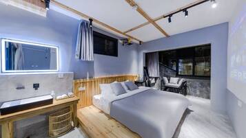 Un dormitorio con cama, mesita de noche, espejo, ventana y vistas al exterior.
