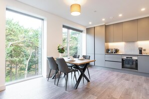 Apartment, 2 Bedrooms, Private Bathroom | Private kitchen | Fridge, microwave, oven, stovetop - Urban Rest - Dublin Port (Dublin)